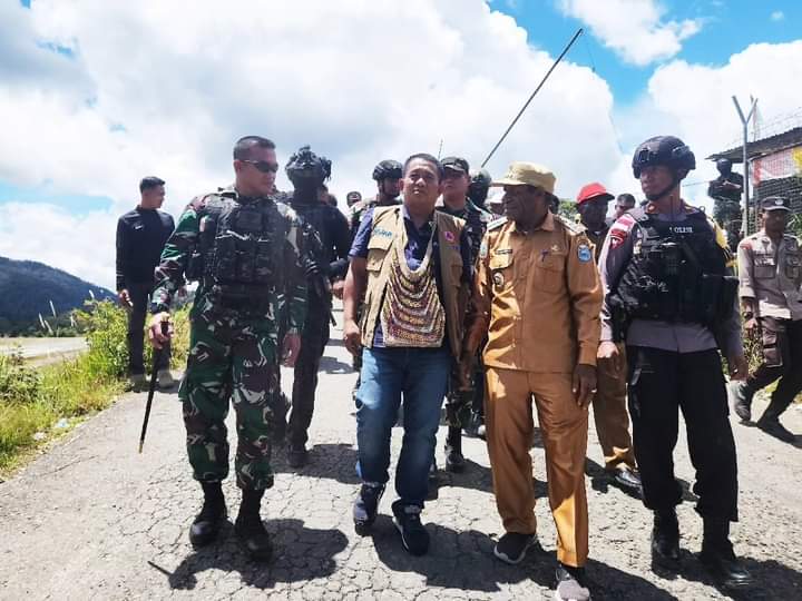 Satgas Yonif 330 Kostrad Kolaborasi dengan Apkam TNI-Polri Kawal Pemberian Bantuan dari BNPB di Intan Jaya