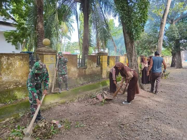 Koramil 1406-07/Takkalalla Ajak Pemerintahan Bola dan Sekolah SMP1 Bola Lakukan Karya Bhakti untuk Cegah Banjir dan Penyakit