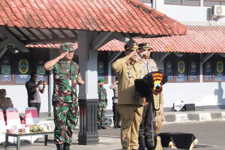 Dandim Pati Bersama Kapolresta Pati Dampingi PJ Bupati Pati Pimpin Apel Pergeseran Pasukan Pam Pemilu Tahun 2024