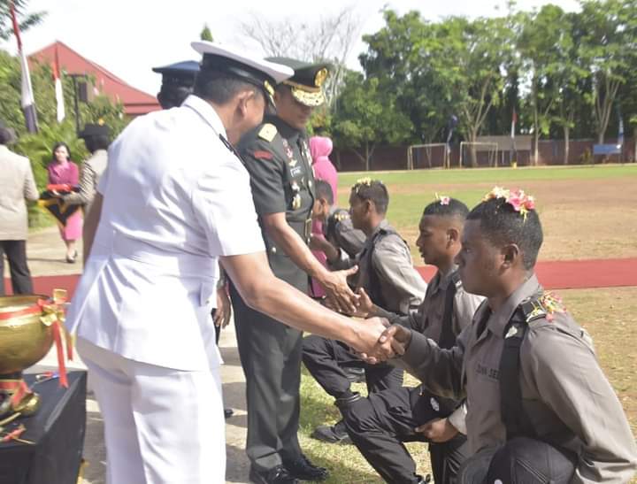 Pangdam Bersama Kapolda Papua Potong Rambut Siswa Bintara Polri