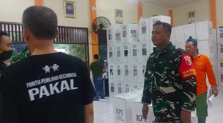 Babinsa Bersama Stakholder Kawal Pergeseran Surat Suara Pemilu 2024