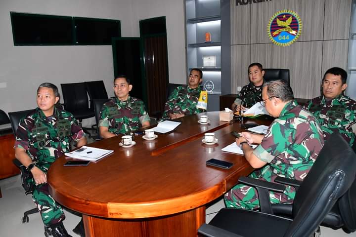 Danrem 044/Gapo melaporkan situasi pelaksanaan Pemilu di Prov. Sumsel kepada Pangdam II/Swj
