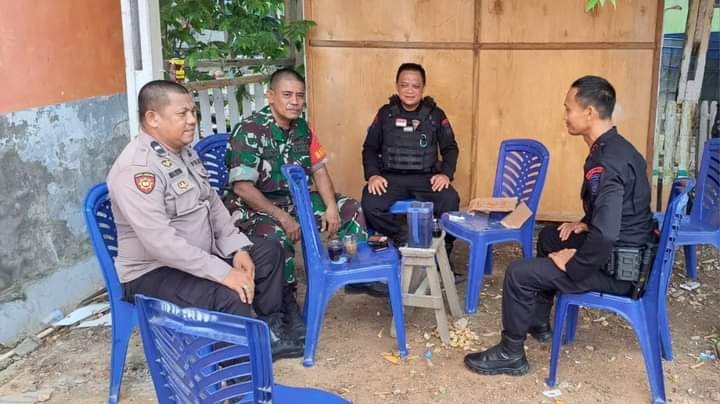 Sertu Jamaluddin dan Anggota Polsek Belawa Gelar Komsos Bahas Pengamanan Rapat Rekapitulasi Perhitungan Suara