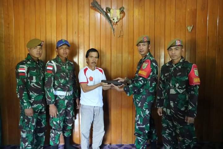 Bukti Kedekatan Rakyat Dengan TNI, Seorang Warga Serahkan Temuan Mortir Ke Satgas Yonarhanud 12/SBP