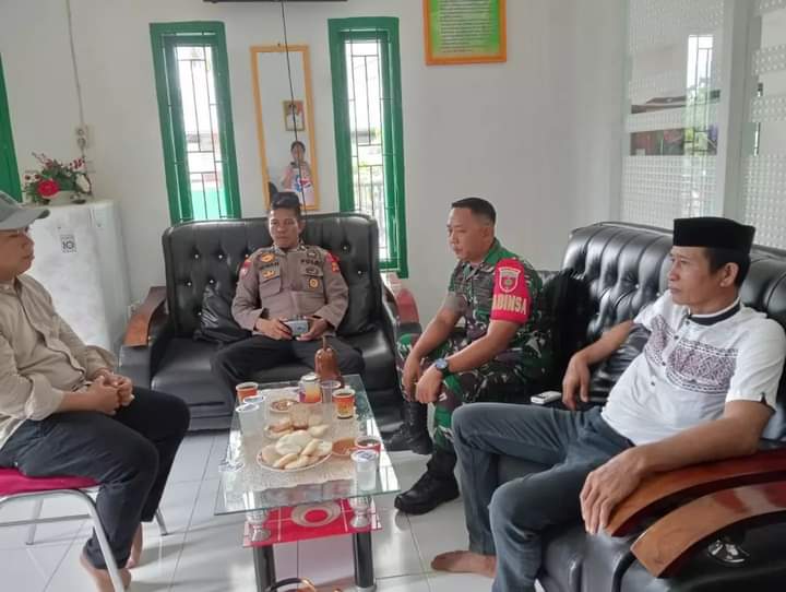 Babinsa Koramil 1406-06/Pammana Menjalin Komsos dan Ajak Warga Jaga Lingkungan Bersama