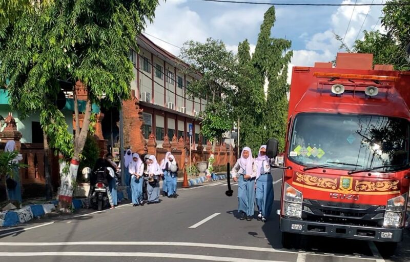 Tingkatkan Partisipasi Pemilih Gen-Z, Mobil Videotron Pemkot “Ledang” ke Sekolah-sekolah