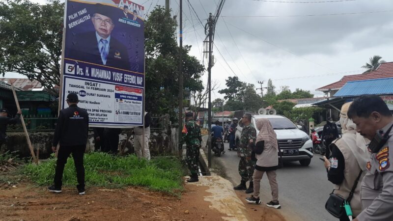 TNI-Polri Kawal Penertiban APK Pemilu 2024 Oleh Bawaslu HST