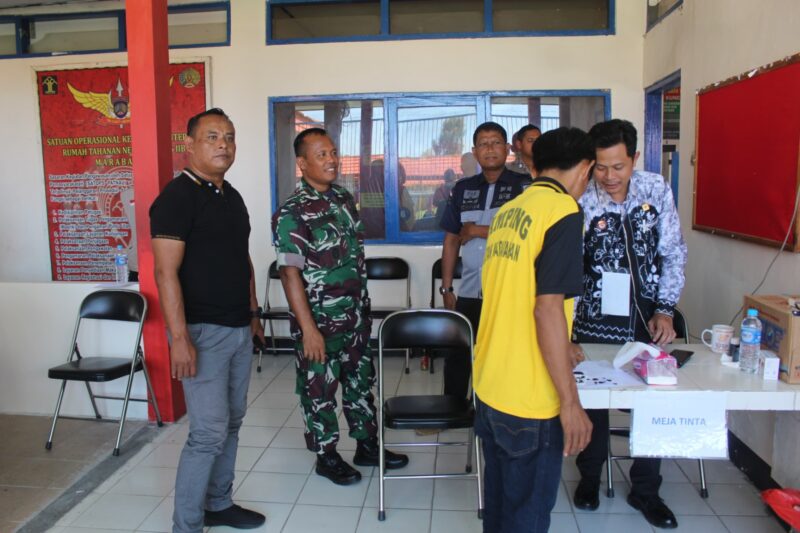 Pastikan Wilayah Aman Dan Kondusif Saat Pencoblosan, Dandim 1005/Barito Kuala Patroli ke TPS di Wilayah