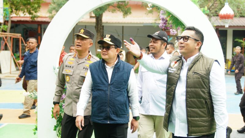 Pj. Wali Kota Mojokerto Moh. Ali Kuncoro Mendampingi Plh. Gubernur Jawa Timur Adhy Karyono Meninjau salah Satu TPS