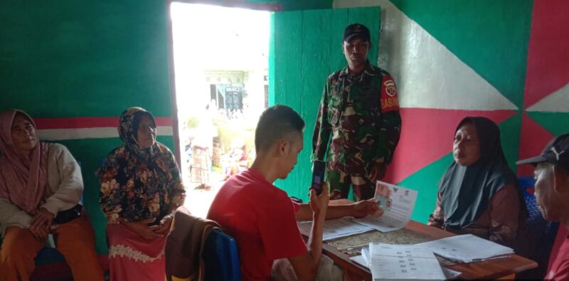 Babinsa Koramil 1612-02/Komodo menjamin keamanan Penyaluran Bansos di Tiga Desa Manggarai Barat