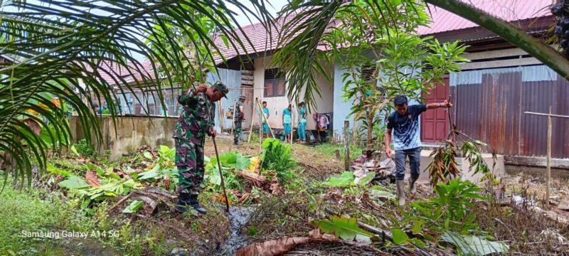 Peduli Lingkugan Sekolah Komandan Koramil 1208-02/Sejangkung Pimpin Karya Bakti Di SMP N Sajingan