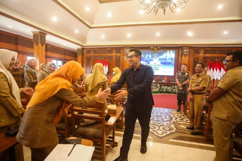 Berada di Zona Hijau Penyelenggaraan Pelayanan Publik, Pj Wali Kota Mojokerto: Tingkatkan Kualitas Pelayanan, Masyarakat Adalah Raja