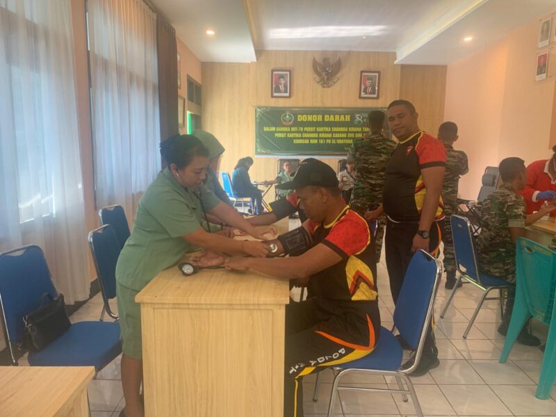 Dandim 1612/Manggarai dan Anggota Persit Kartika Candra Kirana Cabang XVII Dim 1612/Manggarai Gelar Kegiatan Donor Darah dalam Peringatan Hut ke-78