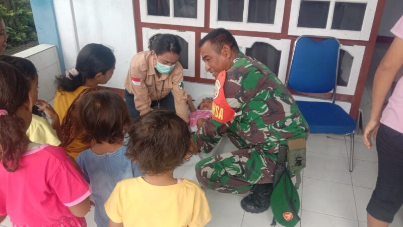 Babinsa Koramil 1612-03/Reo Turut Hadiri Kegiatan Posyandu di Desa Bajak