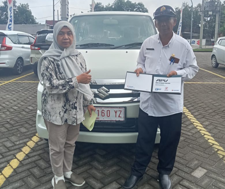 Kepala desa sadartengah Mujiutomo kecamatan mojoanyar menerima fasilitas mobil siaga