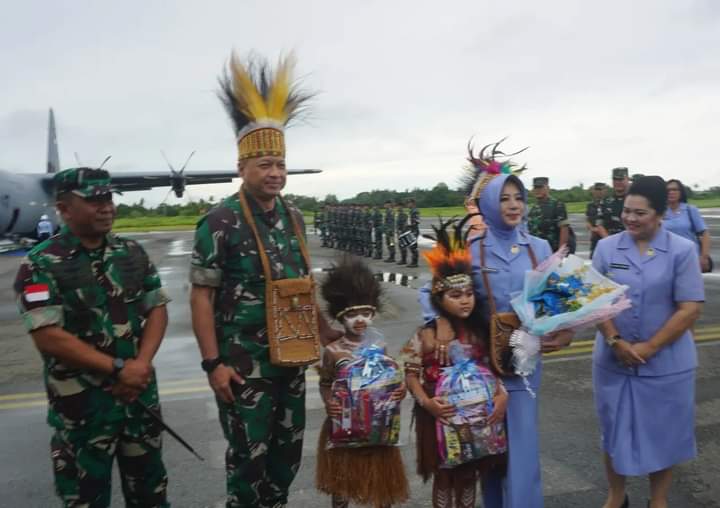 KASREM 174/ANIM TI WANINGGAP MEWAKILI DANREM SAMBUT KEDATANGAN KASAU DI BANDARA MOPAH MERAUKE