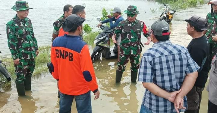 Dandim Pati Dampingi TIM BNPB Tinjau Banjir Dan Kesiapan Dapur Lapangan Di Desa Banjarsari Gabus