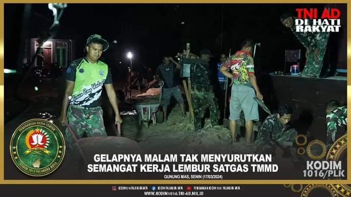 Gelapnya malam tak menyurutkan semangat kerja lembur Satgas TMMD