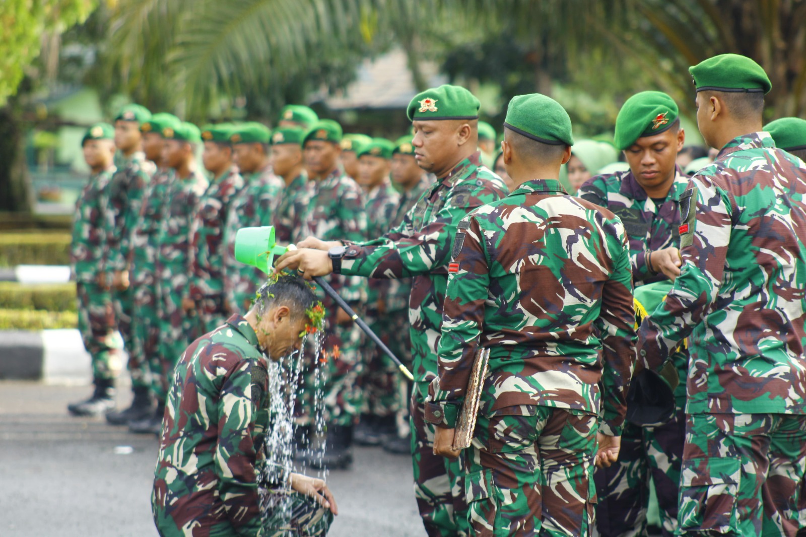 Tradisi Penerimaan Komandan Baru Batalyon Infanteri 621/Manuntung