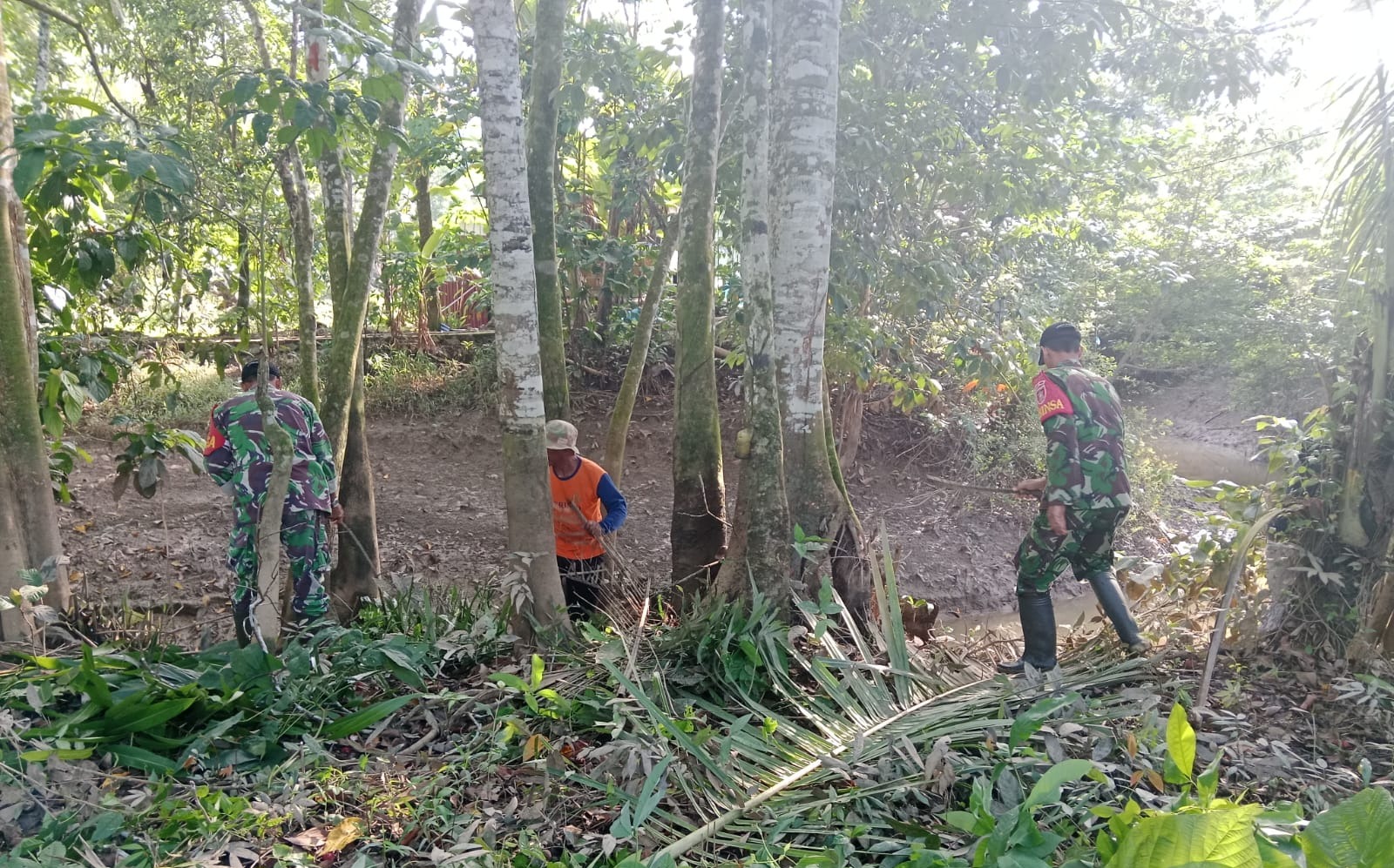 Dongkrak Hasil Pertanian, Koramil 1002-06/Barabai Gotong Royong Normalisasi Aliran Irigasi