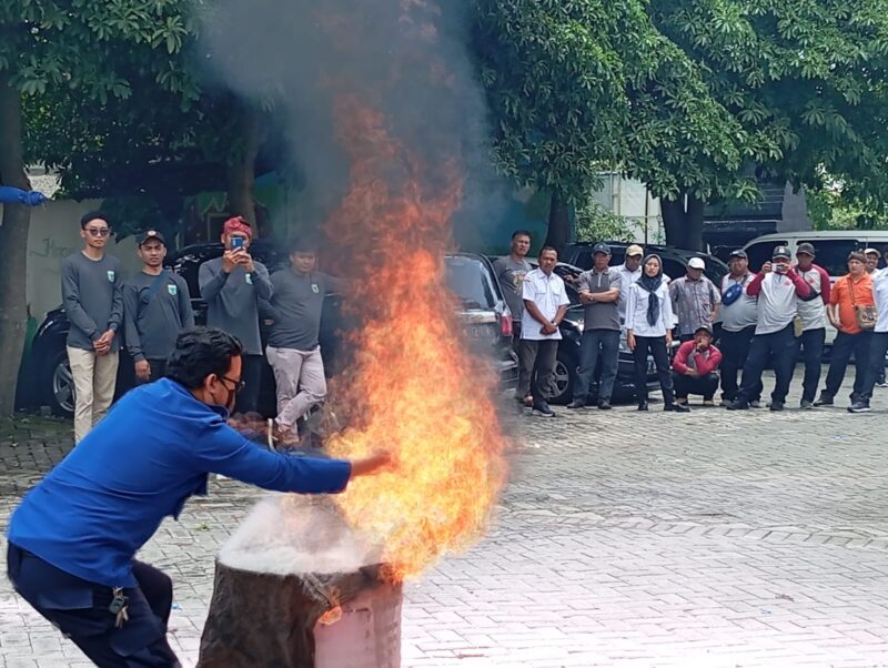 Dinas Damkar Masyarakat perlu informasi dari Call Center di nomor 112 ketika kondisi darurat