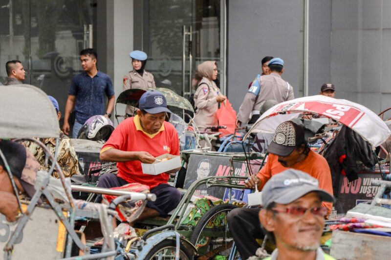 Merakyat, Kapolrestabes Surabaya Ajak Sarapan Bareng dan Berbagi Sembako untuk Abang Becak