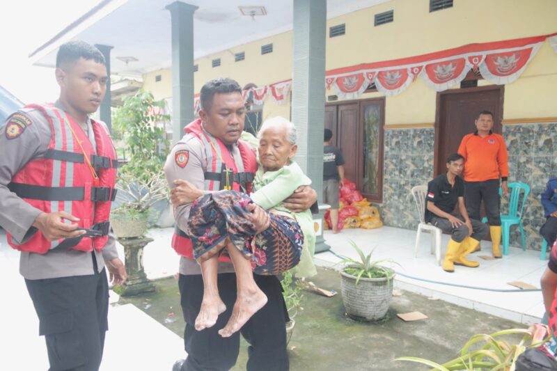 Ditpolairud Polda Jatim dan Polres Mojokerto Evakuasi Korban Banjir, 3000 Jiwa Diungsikan