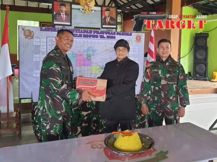 DI TENGAH LATIHAN, WADAN KORMAR SALURKAN BANSOS KEPADA MASYARAKAT PEGUNUNGAN HALIMUN