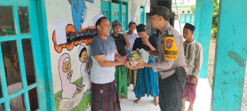 Polres Pamekasan Berbagi Al-Qur’an untuk Ponpes dan Tempat Ibadah