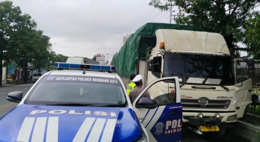Satuan Lalulintas Salah Satu Target Ops Keselamatan, Sat Lantas Polres Rembang Disiplinkan Sopir Truk Parkir Sembarangan