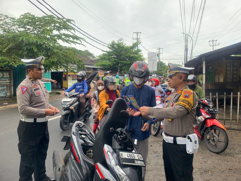 Turun Langsung Ke Jalan, Kasat Lantas Polres Rembang Bersama Personil Himbau Pengendara Dalam Rangka Ops Keselamatan Candi 2024
