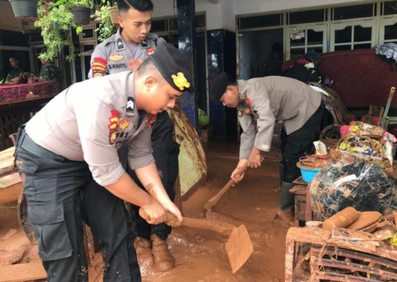 Polda Jateng terjunkan Personel Ditsamapta, Bantu Warga Terdampak Banjir di Pekalongan
