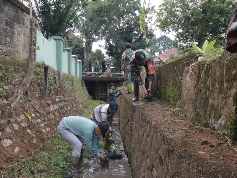 Pencegahan Banjir, Ini Yang Dilakukan Babinsa Koramil Barabai Bersama Warga Padawangan