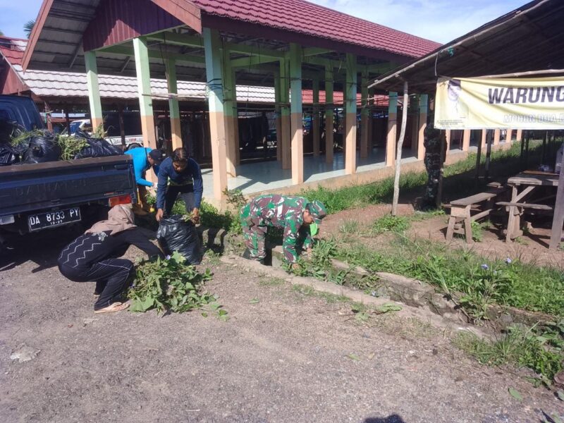 Bersama Masyarakat Personil Kodim 1009/Tanah Laut Bersihkan Pasar Tambang Ulang