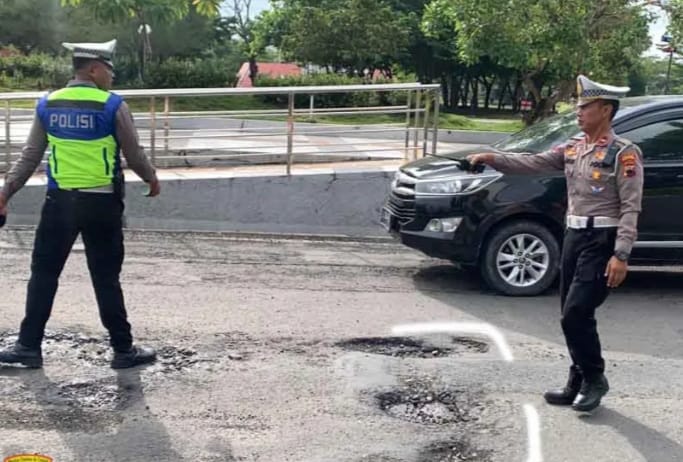 Satlantas Polres grobokan memberikan Tanda Berupa cat Putih Di Batas kejadian Tkp