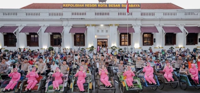 Berbagi Berkah di Bulan Ramadhan, Polrestabes Surabaya Ajak Ratusan Abang Becak Buka Puasa Bersama