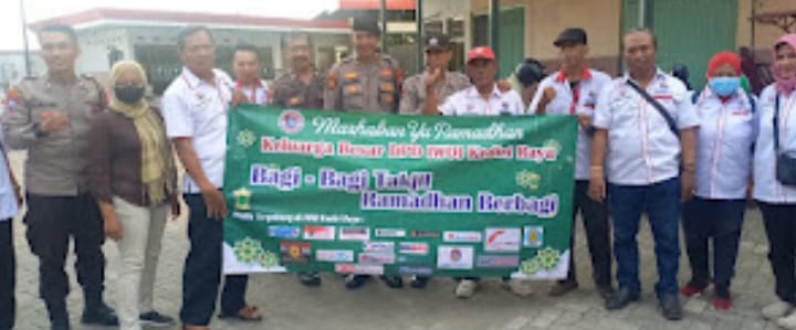 ikatan wartawan online iwo Indonesia.Kediri Raya Bagikan Ratusan Takjil Gratis