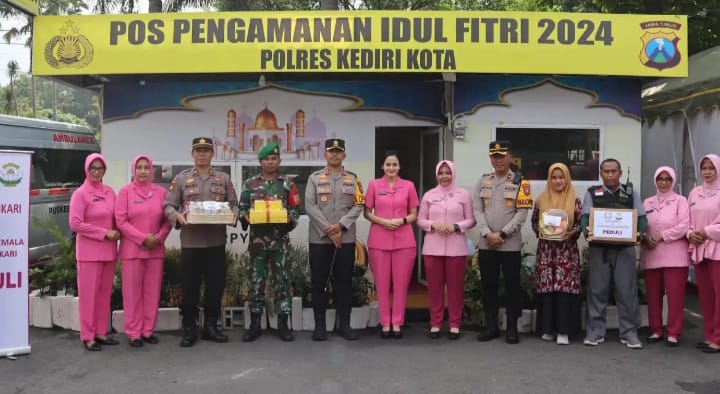 Motivasi Personel Ops Ketupat, Kapolres Kediri Kota Beserta Ketua Bhayangkari Kunjungi Pos Pam dan Pos Yan