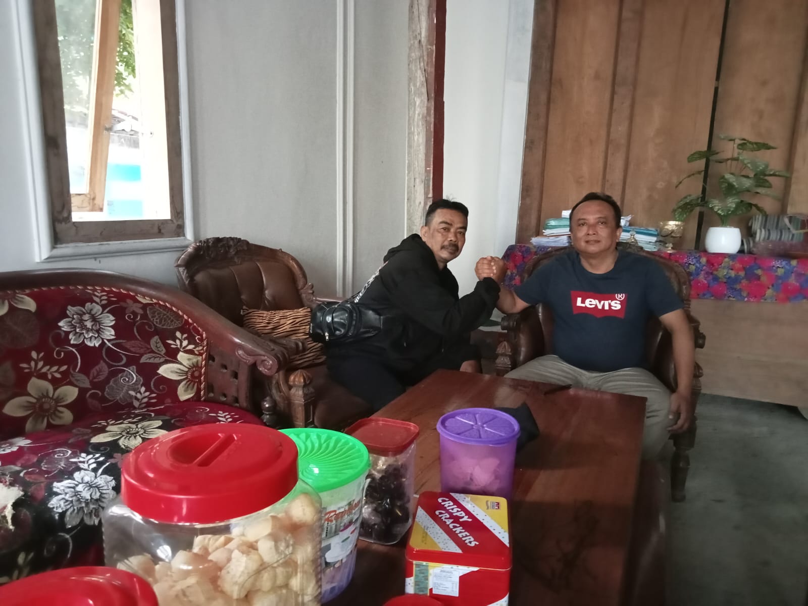 Menjalin kerjasama dengan kepada desa dan awak media target-24jam.com  kades Anton Suprapto A.Ma. Talunblandong