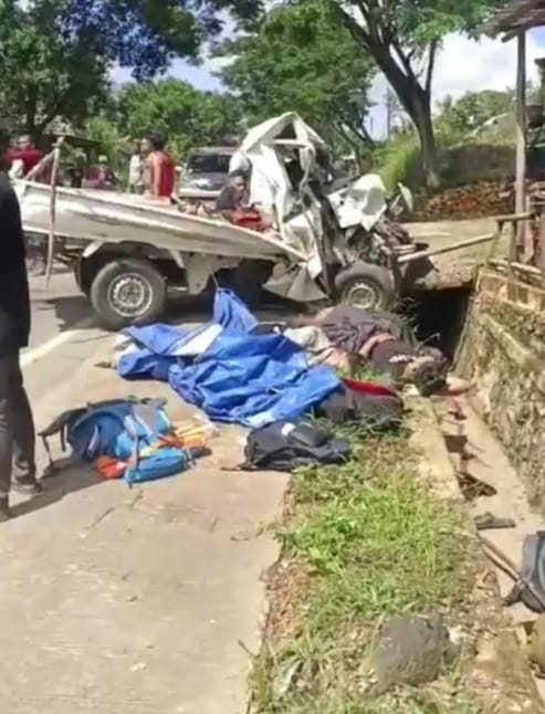 PULANG DARI BERDAMAWISATA, KENDARAAN JENIS PICK-UP BERTABRAKAN DENGAN BUS PARIWISATA