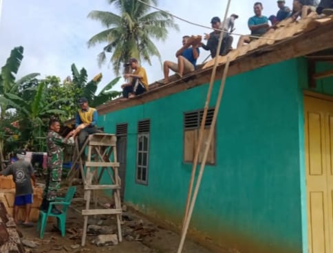 Sigap, Babinsa Koramil 427-08/Way Tuba Bantu Warga Bangun Rumah