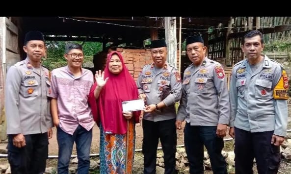 Program Mabarakka Polres Maros beri Bantuan Tunai pada 3 Warga Miskin di Kecamatan Camba Maros.