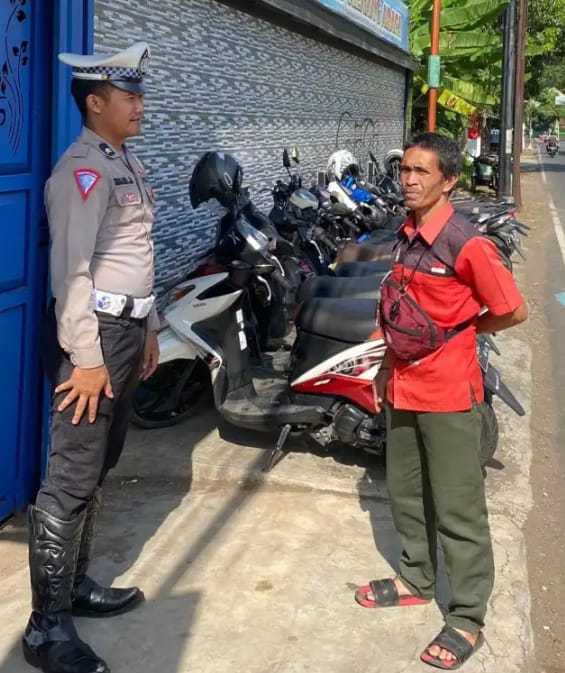 Unit Lalulintas Polsek Banjar Laksanakan Patroli Sampaikan Pesan Kamtibmas Pada Petugas Parkir Antisipasi Aksi Curanmor