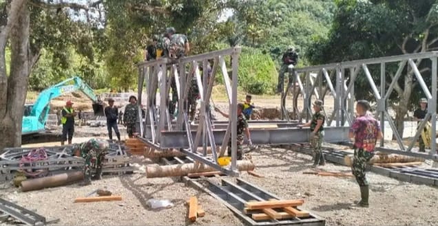 TNI – AD Berpartisipasi Mendirikan Jembatan Balley Di Desa Kadindung