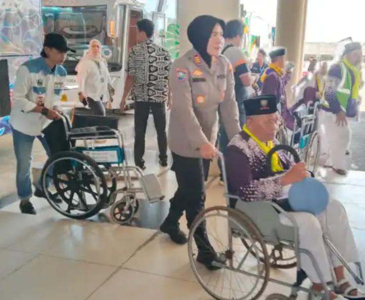 Kabid Humas Polda Polisi Lakukan Pengamanan Calon Jemaah Haji Kloter 8 Kabupaten Sumedang