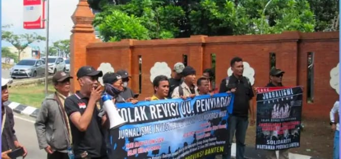 Aksi Damai Solidaritas Wartawan Provinsi Banten Tolak Revisi UU Penyiaran Jurnalis Invest