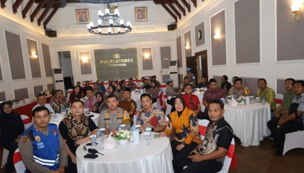 Polrestabes Surabaya Gelar Nobar Wayang Kulit