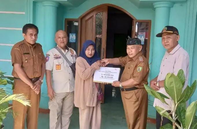 Camat Paseh Menyerahkan Santunan BPJS Ketenagakerjaan Kepada Ahli Waris RP. 42 Juta
