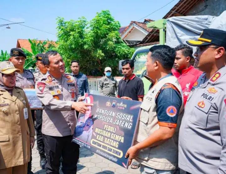 Irjen Pol Ahmad Luthfi Berikan Ribuan Semen Untuk Bangun Rumah Korban Gempa Di Batang Juga Dirikan Dapur Umum Dan Trauma Healing