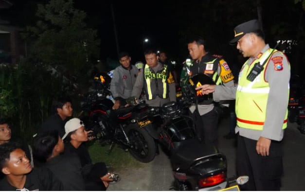 TNI Gelar Patroli Skala Besar Pengesahan Warga PSHT Ranting Jetis Berjalan Kondusif